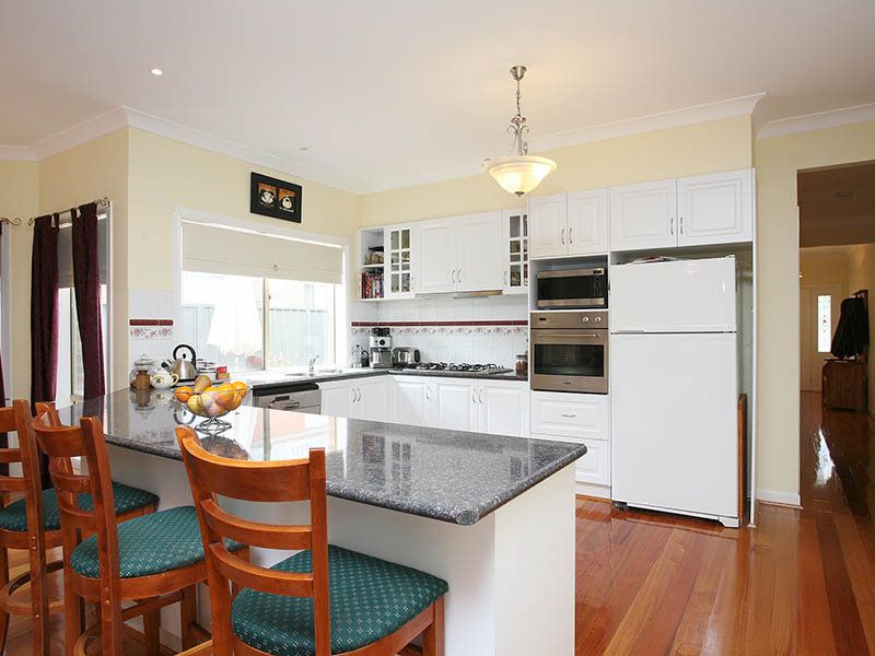 10 Scarvell Crescent, Caroline Springs - Thumbnail 3