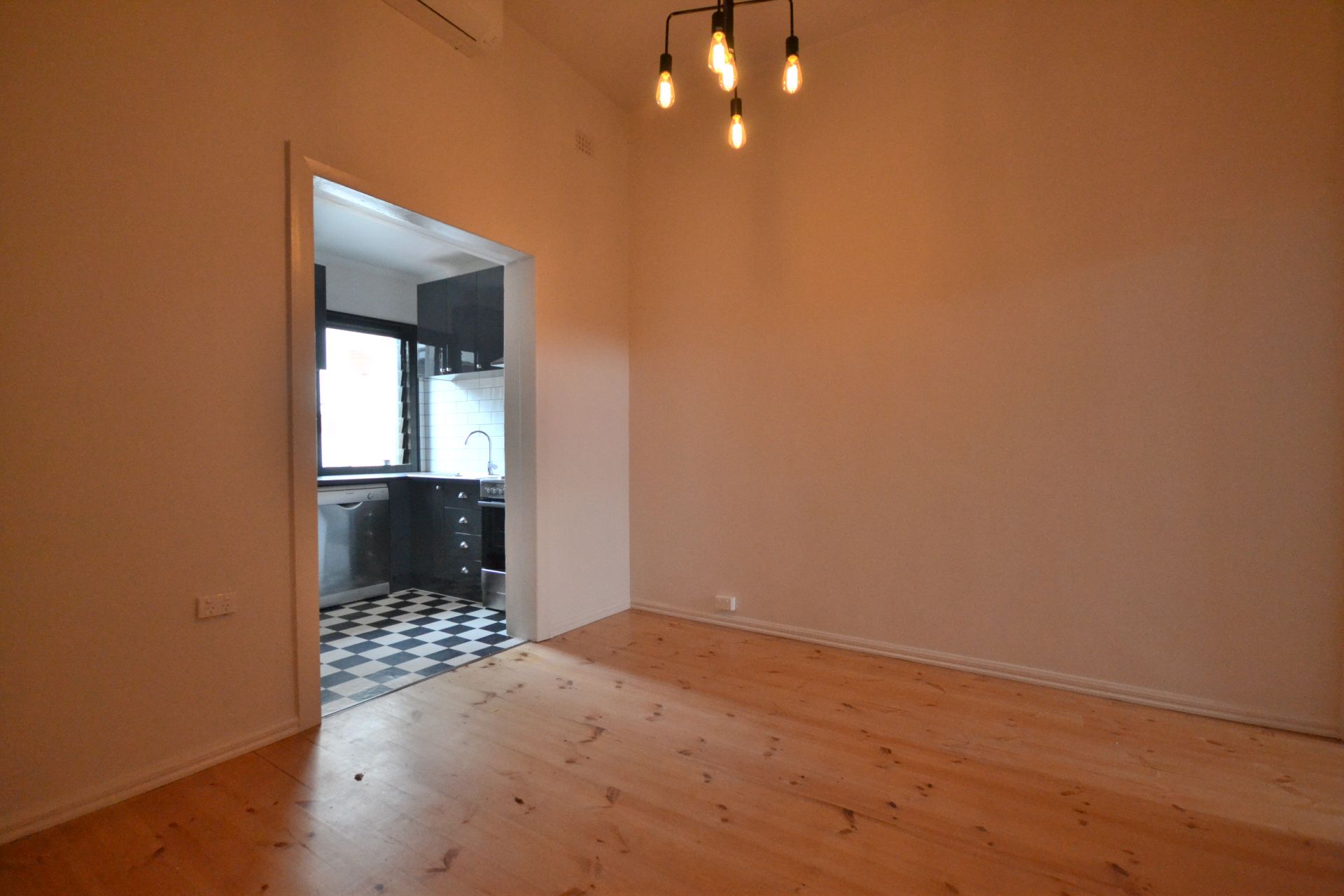 CAPTIVATING MODERN VICTORIAN WITH THE 