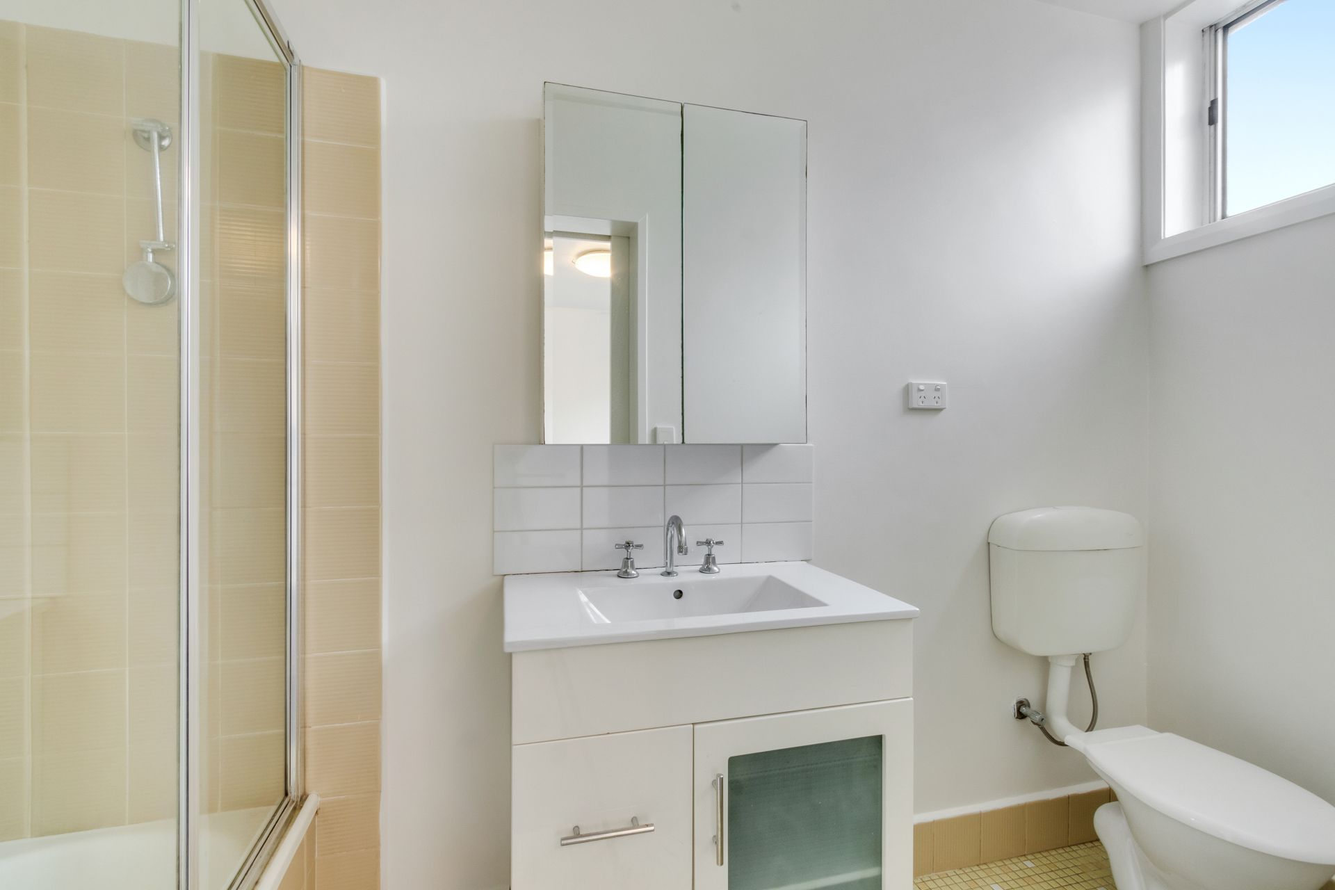 Sensational Ground Floor Apartment in Great Location!