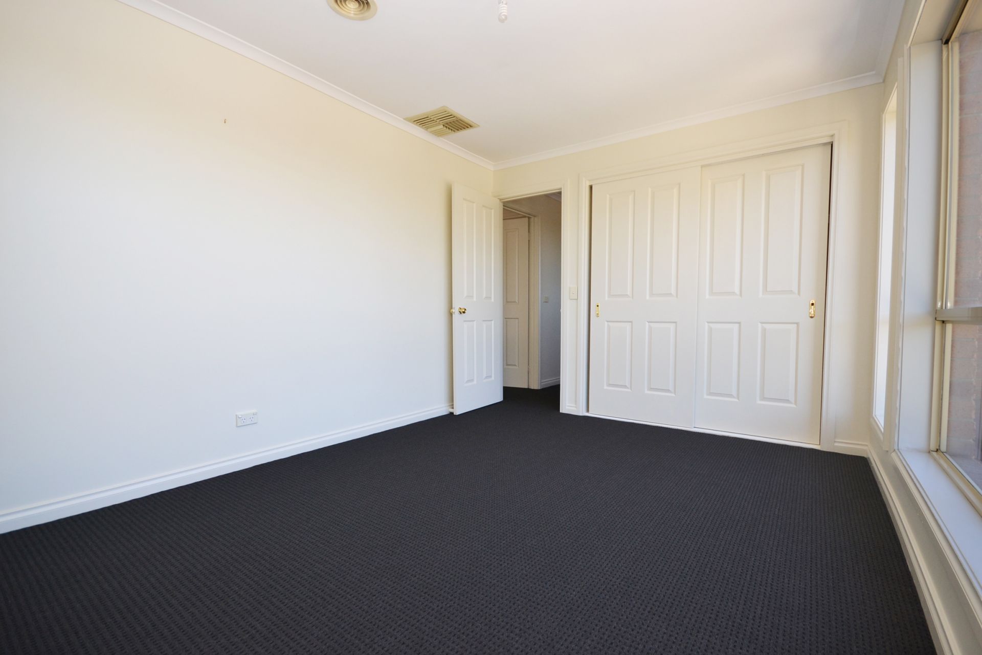 LIGHT & BRIGHT RENOVATED TOWNHOUSE