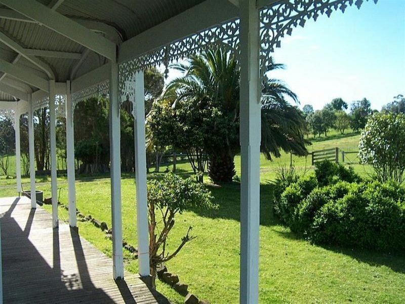 CLASSIC VICTORIAN HOMESTEAD : 2.5 ACRES