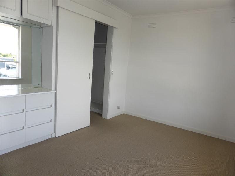 Spacious Two Bedroom Apartment with Garage