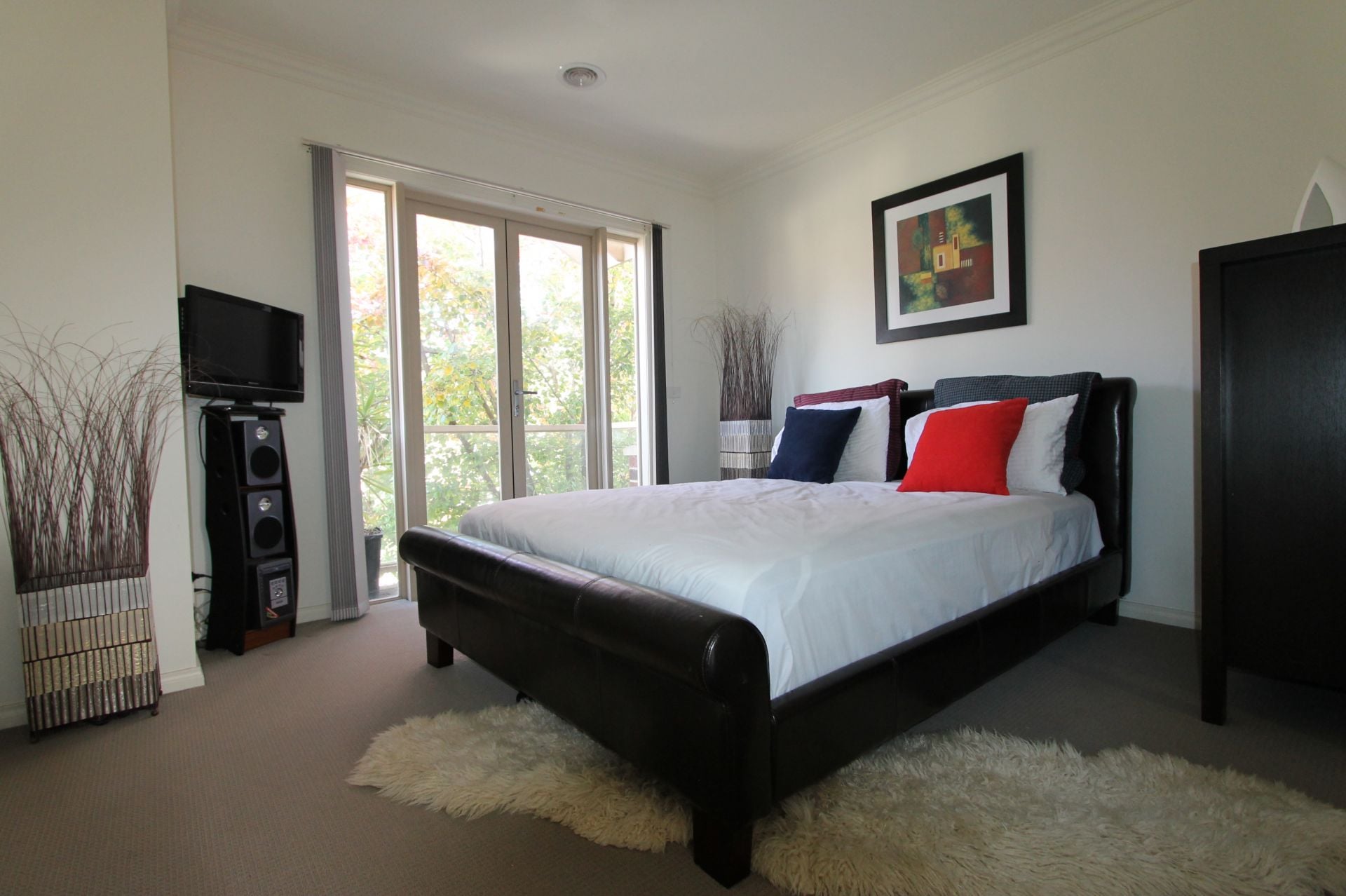 IMPECCABLE TOWNHOUSE SET AMONGST LUSH STUNNING GREENERY !!!