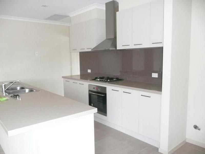 SPACIOUS FAMILY HOME WITH DUAL LIVING AREAS!