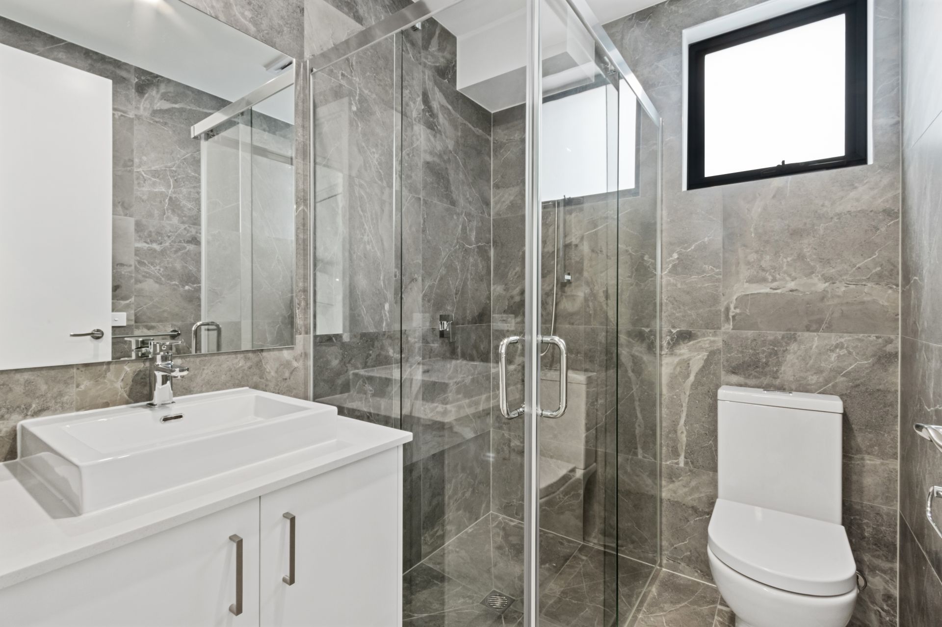 Near new, luxury townhouse!
