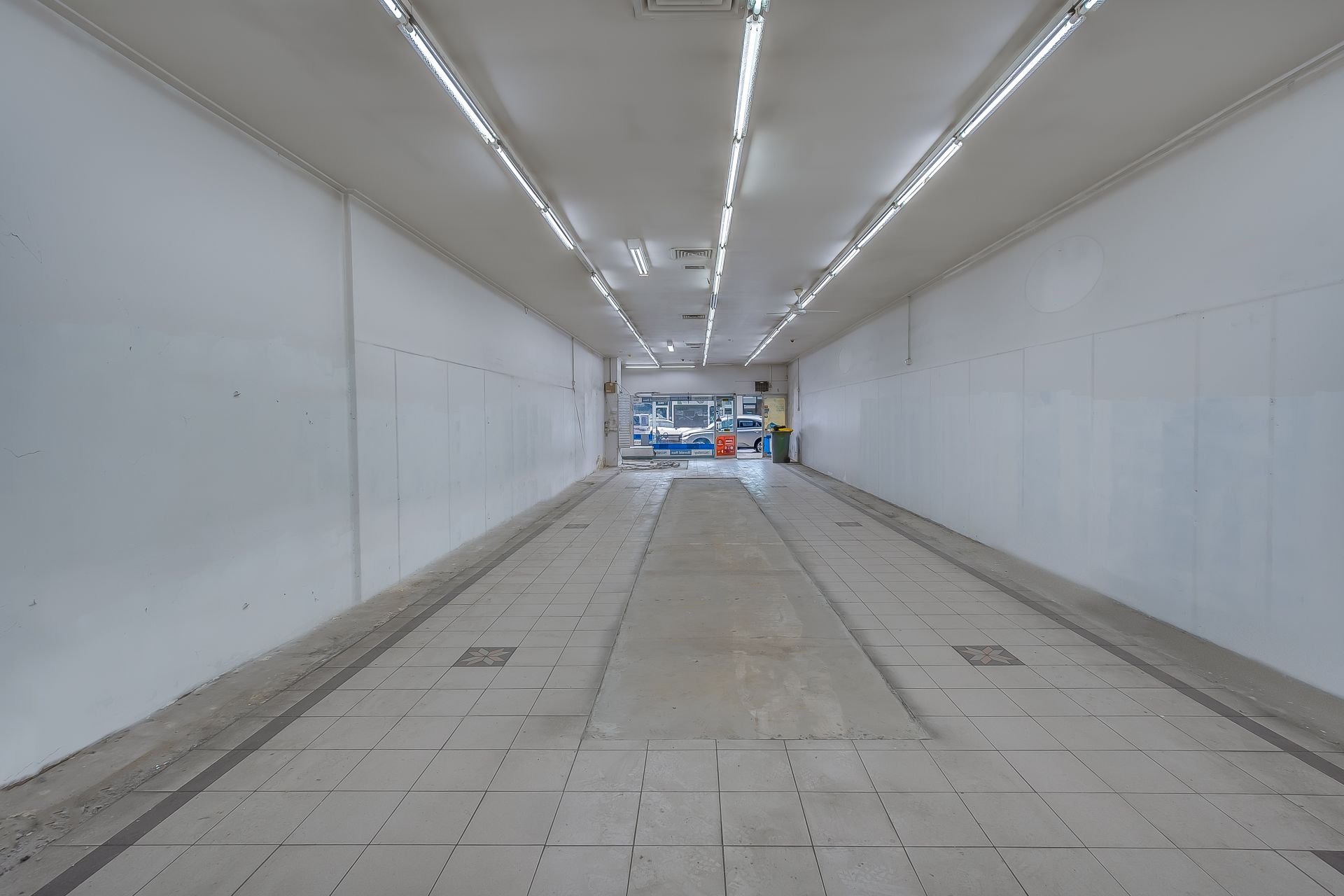 BE SEEN ON BUSY HIGH STREET! - OWNER WILL CONSIDER ALL OFFERS