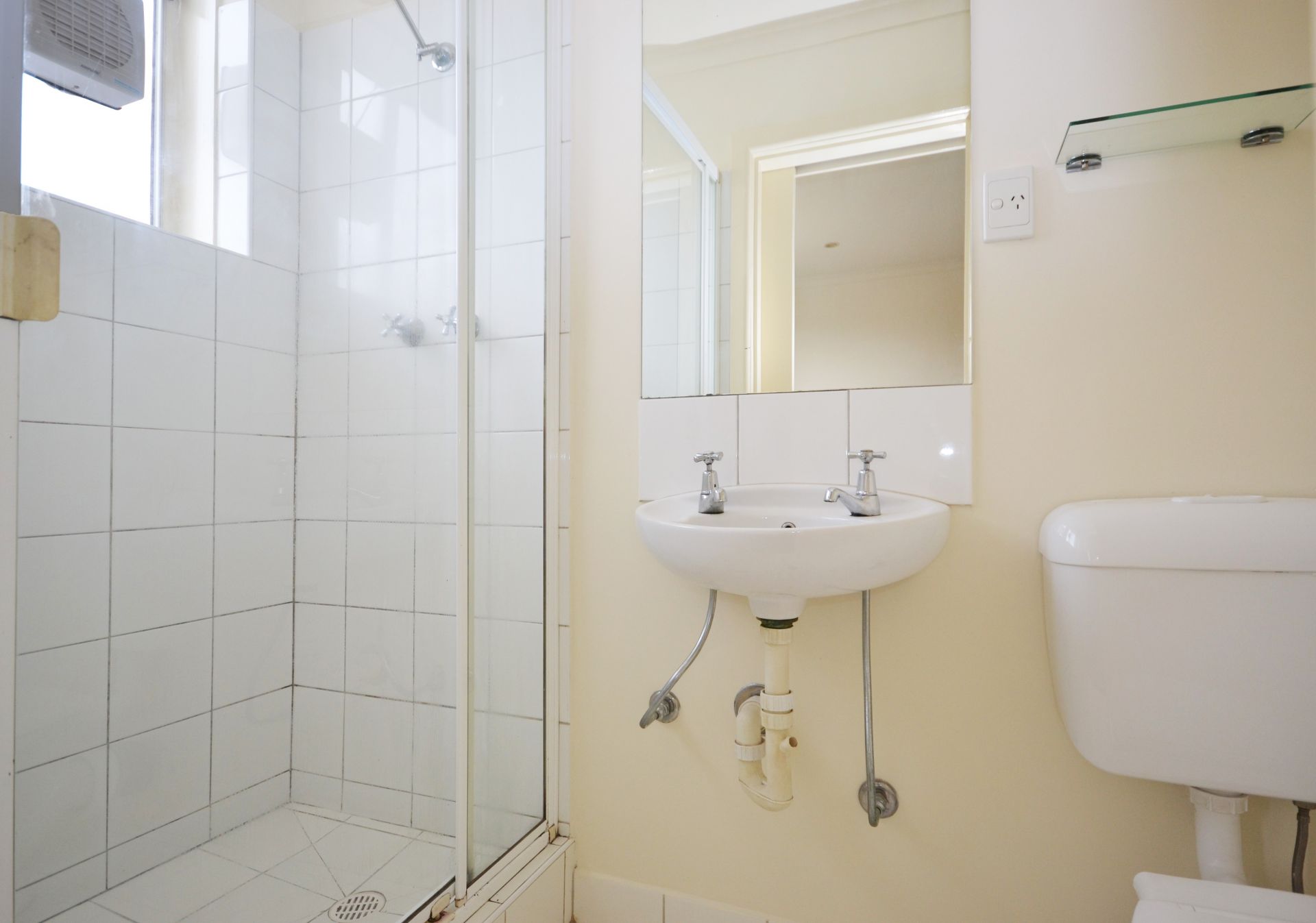 REFURBISHED 1 BEDROOM IN THE PERFECT LOCATION