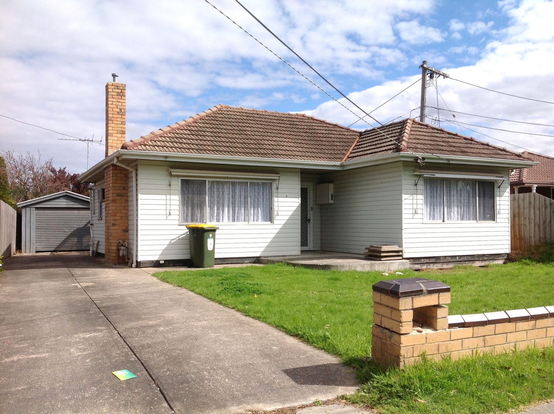 FRESHLY PAINTED AFFORDABLE FAMILY HOME !!!