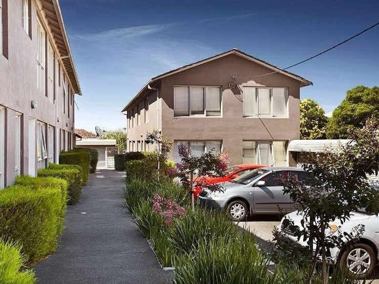Bright one bedroom apartment with a courtyard!