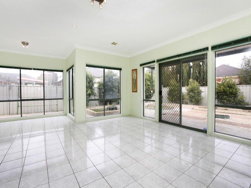 11 Barn Elms Parade, Caroline Springs - Thumbnail 5