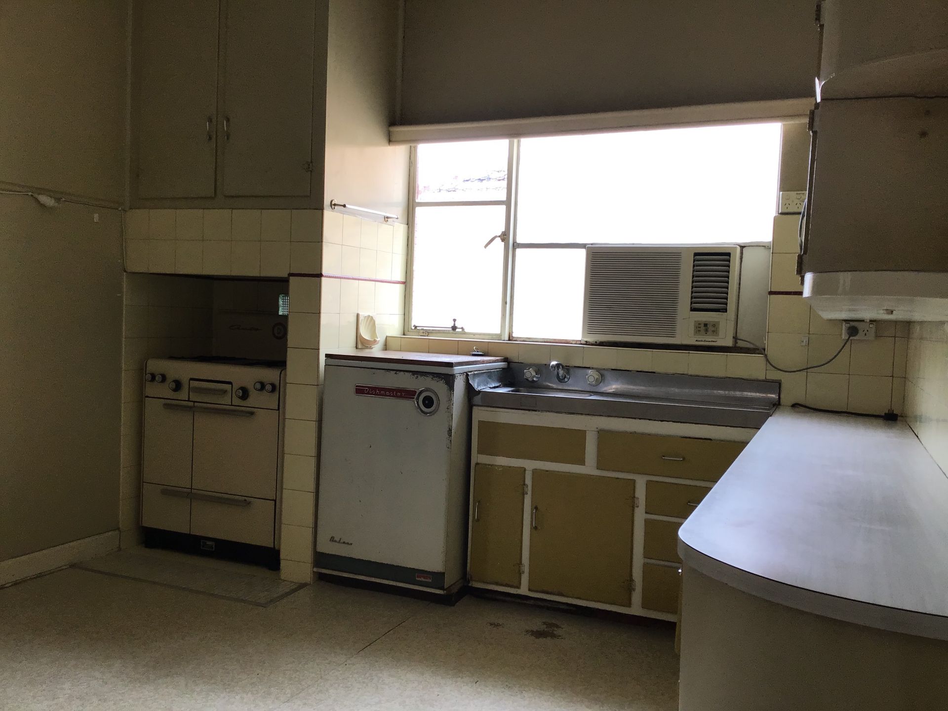 Spacious Art Deco House - 10 Month Lease Only