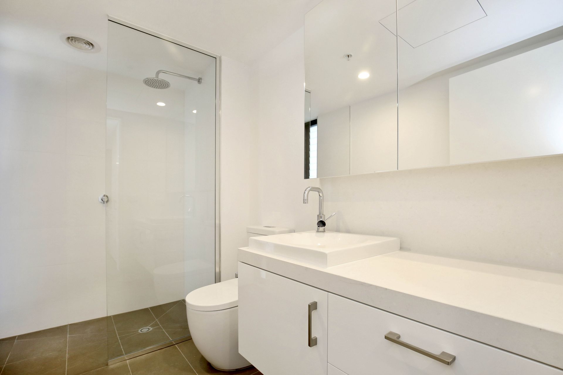 Oversized Apartment - Walk to Train Station