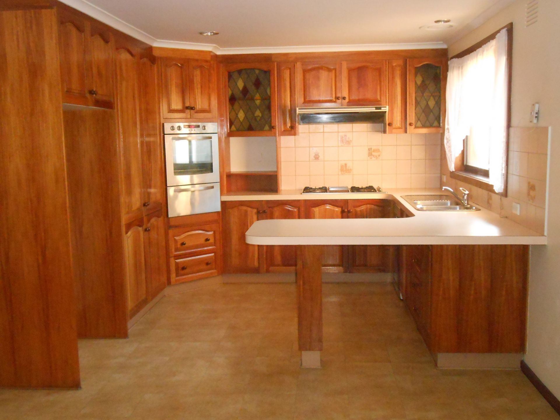 SPACIOUS FAMILY HOME WITH RUMPUS ROOM… WALK TO THE STABLES SHOPPING CENTRE!