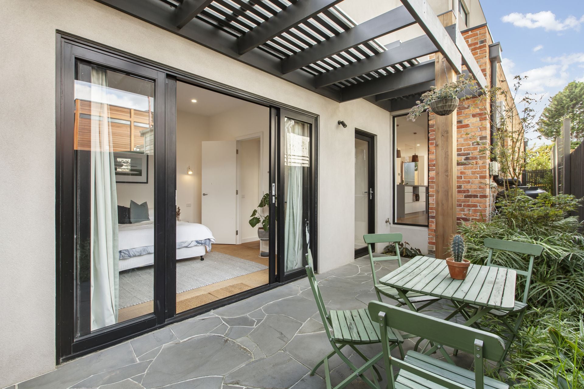 Sophisticated Luxury, Hotspot Pocket