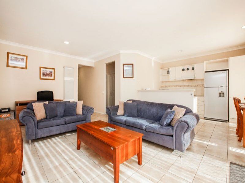 6 Blenheim Way, Caroline Springs - Thumbnail 3