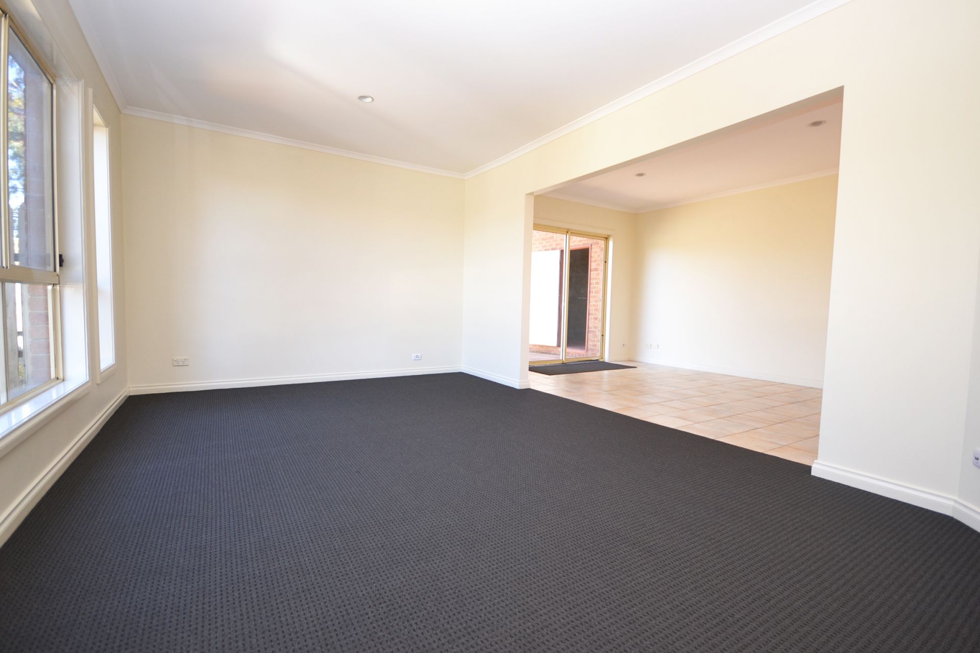 LIGHT & BRIGHT RENOVATED TOWNHOUSE