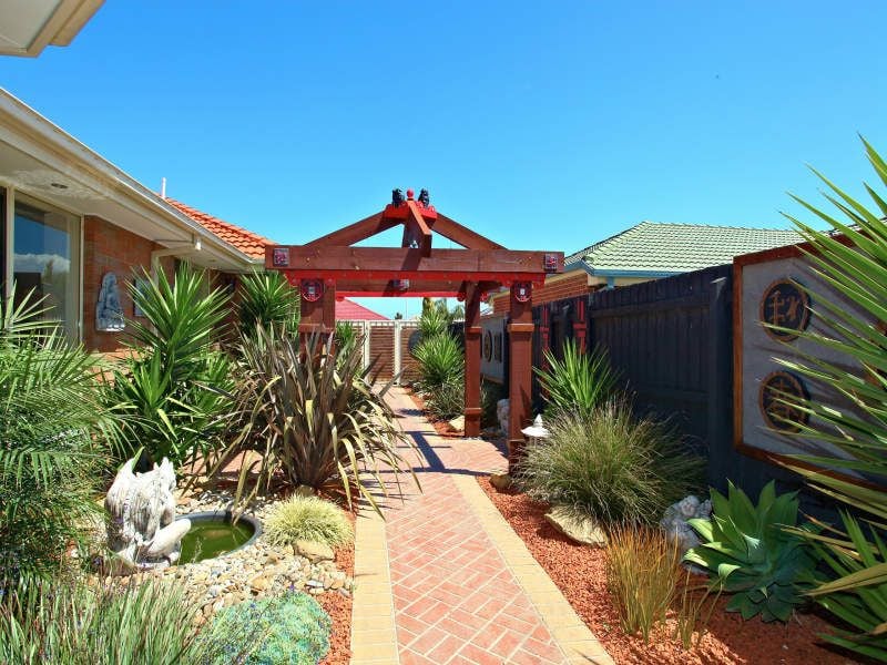 11 Astair Avenue SOUTH MORANG, South Morang - Thumbnail 2