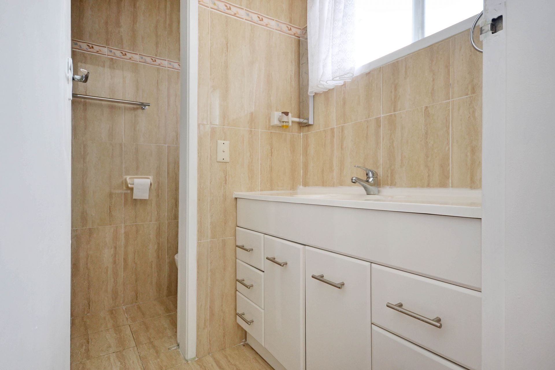 WALKING DISTANCE TO HIGH STREET!