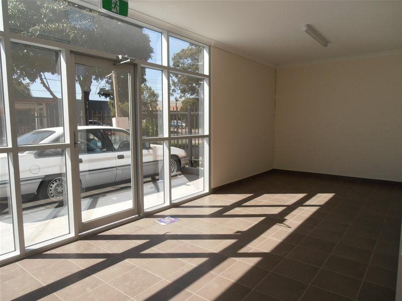 MODERN OFFICE/WAREHOUSE IN HANDY LOCATION!!