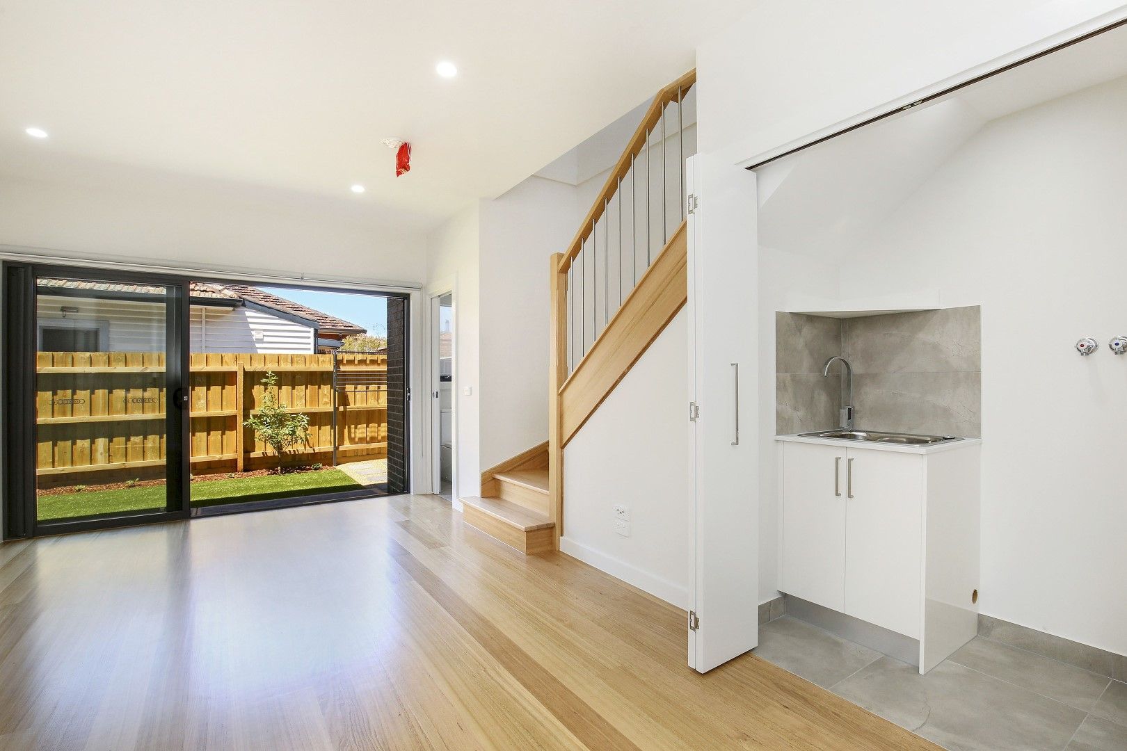 MODERN FULLY FURNISHED TOWNHOUSE