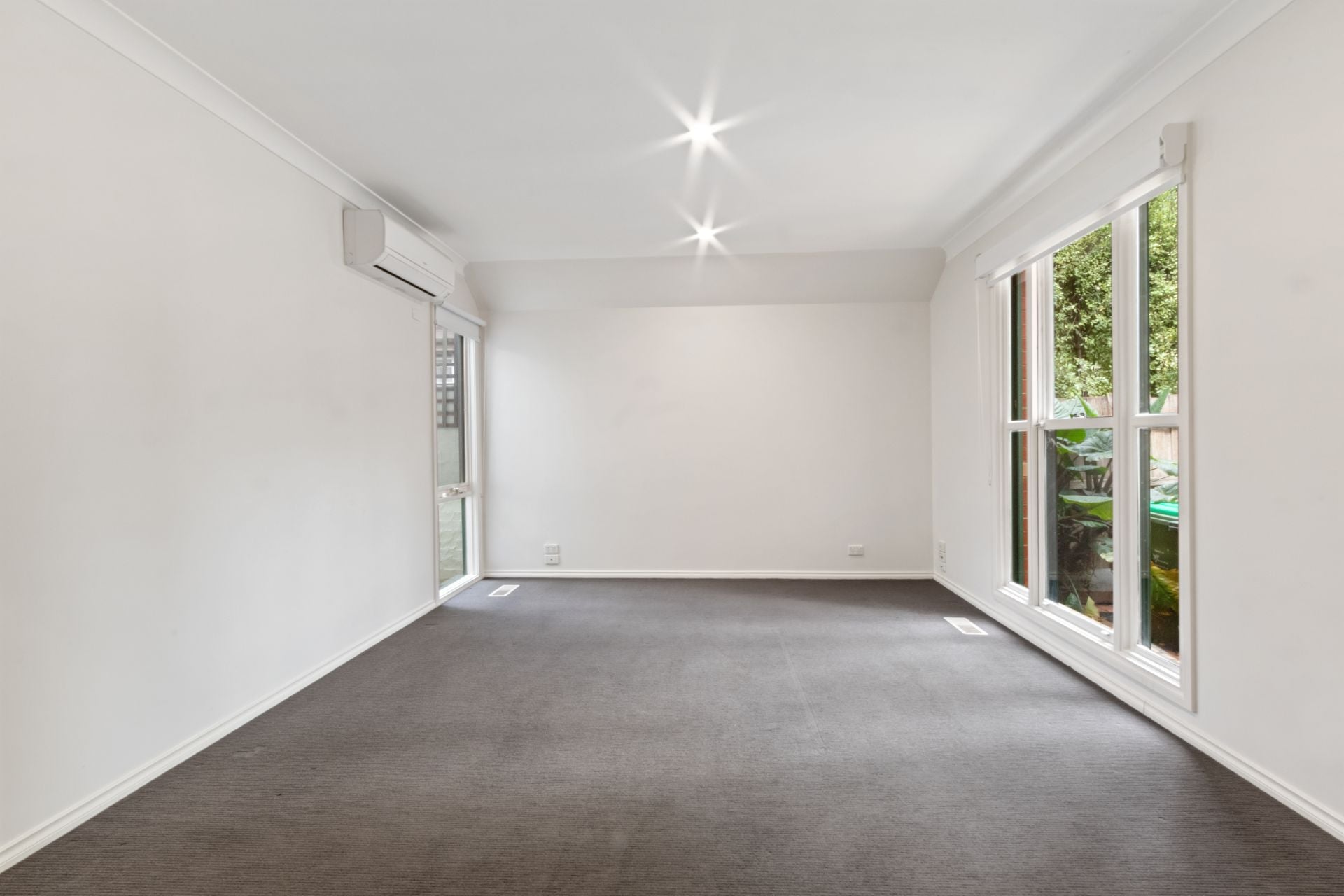 Stunning 2 Bedroom Townhouse!