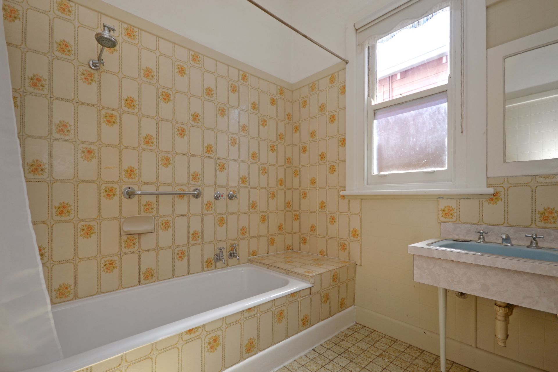 ELEGANT BEAUTY MATCHED WITH A FIRST CLASS LOCATION