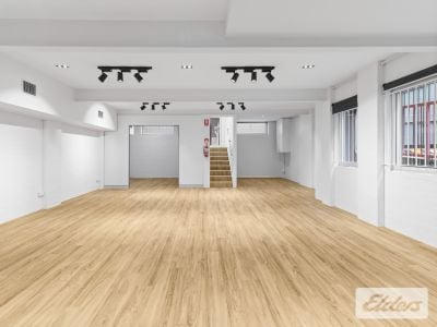 UNIQUE FREESTANDING OFFICE/SHOWROOM!