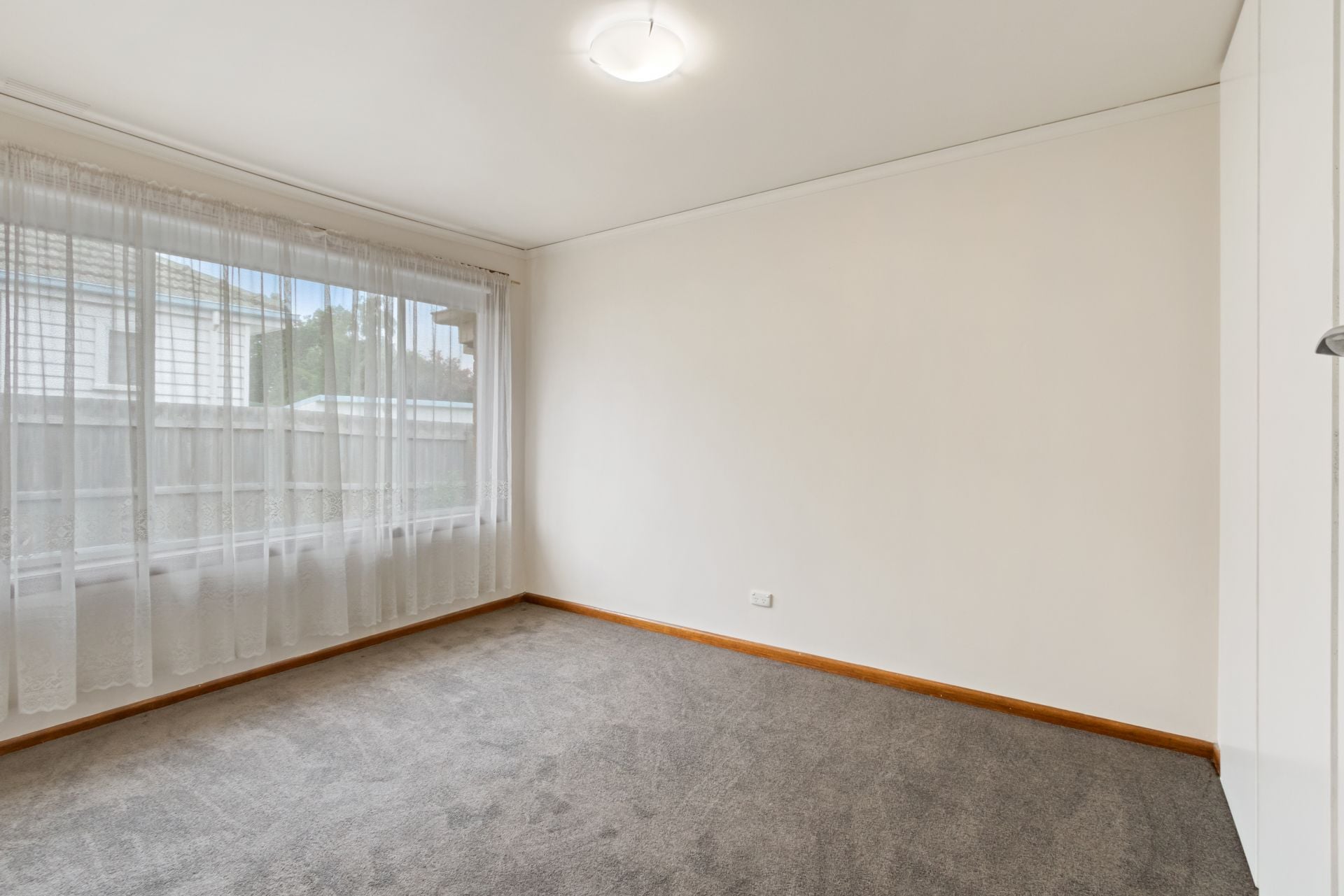FRESHLY RENOVATED UNIT FOR LEASE!