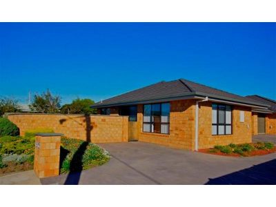1/1 Winston Place, DEVONPORT, Devonport - Thumbnail 2