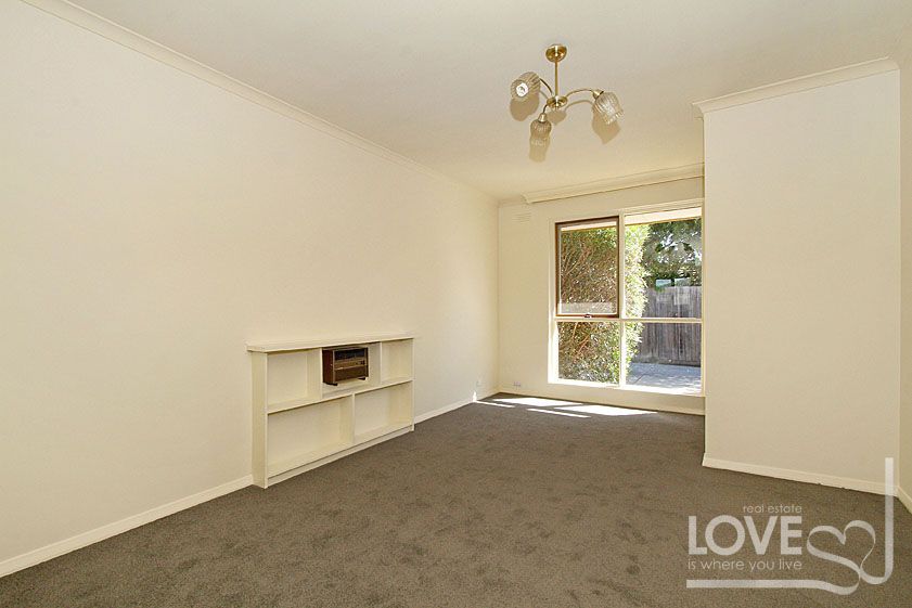 WELL LOCATED 2 BEDROOM UNIT!