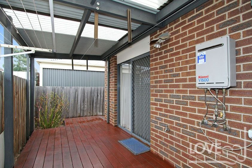 LOW MAINTENANCE, CONVENIENTLY LOCATED ONE BEDROOM UNIT