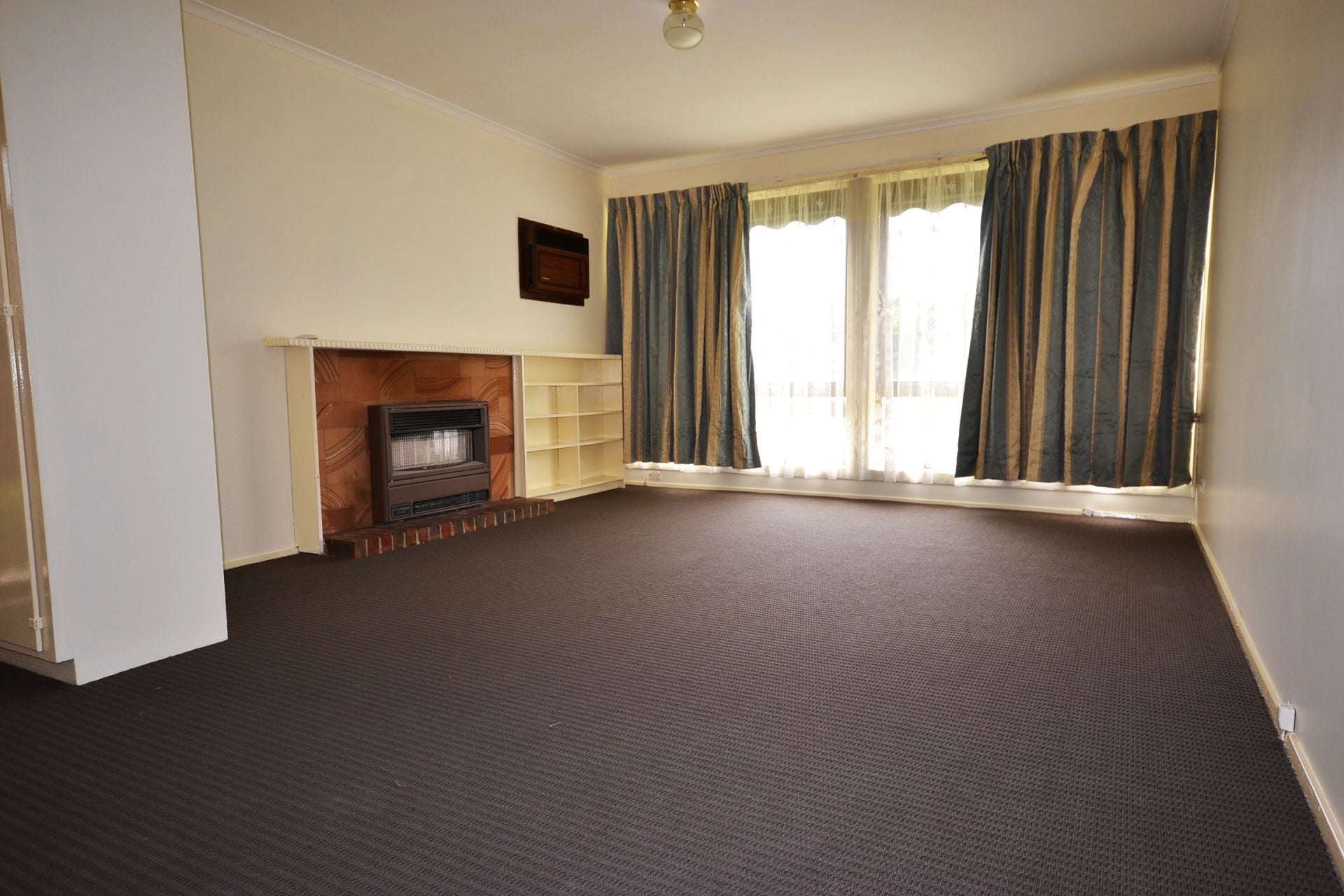 COMFY THREE BEDROOM - 6 MONTH LEASE