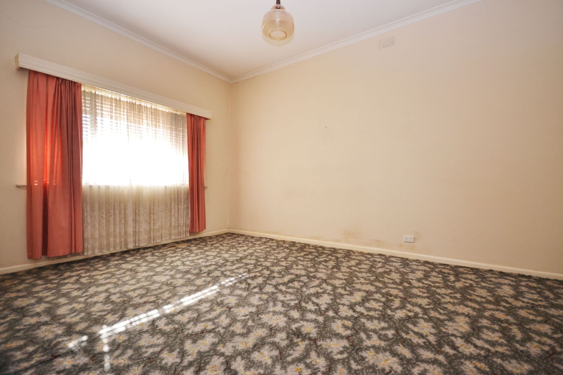 ORIGINAL CHARM IN A GREAT LOCATION