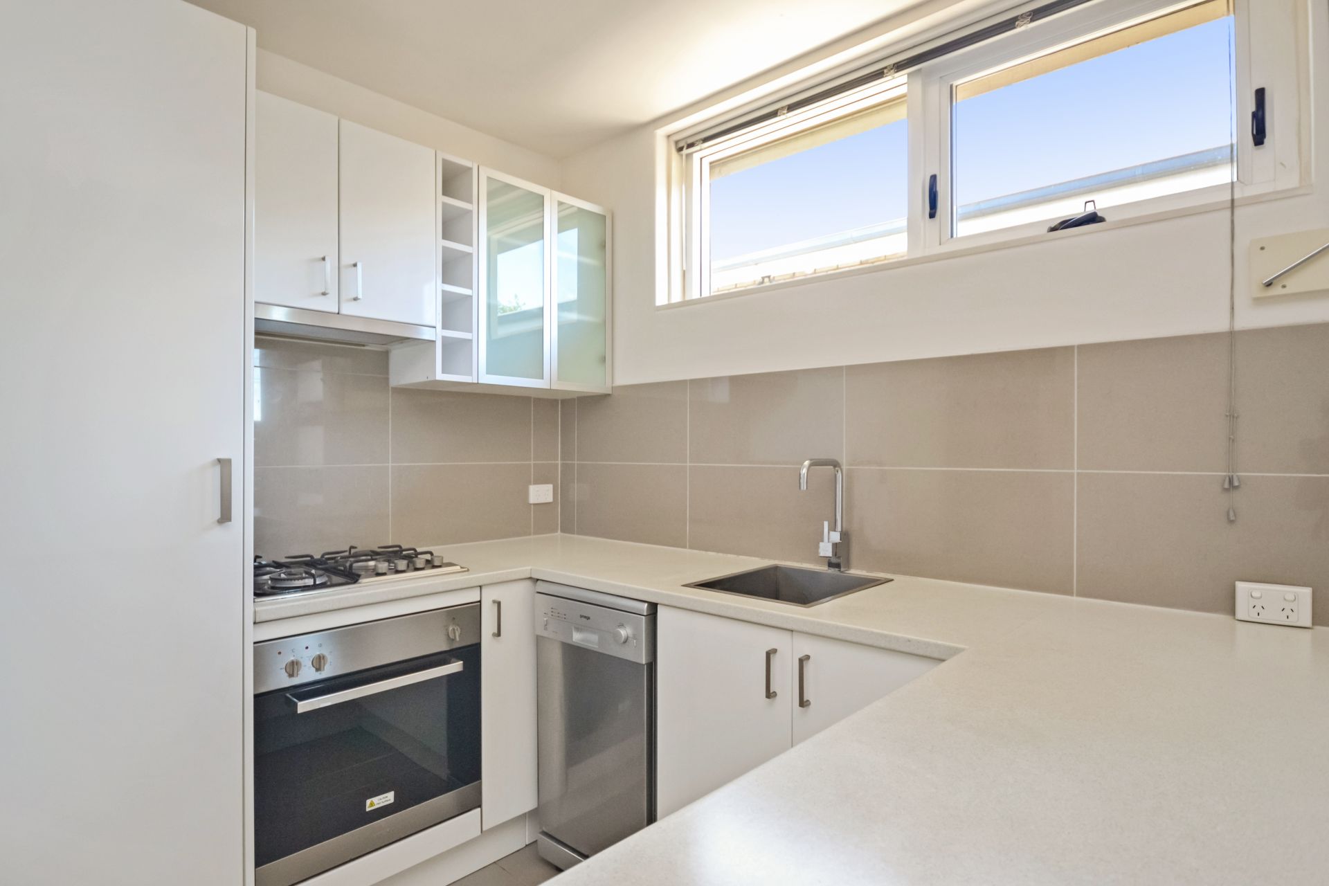Modern 1-Bedroom Apartment for Lease - Convenient Location, Renovated & Sun-Soaked