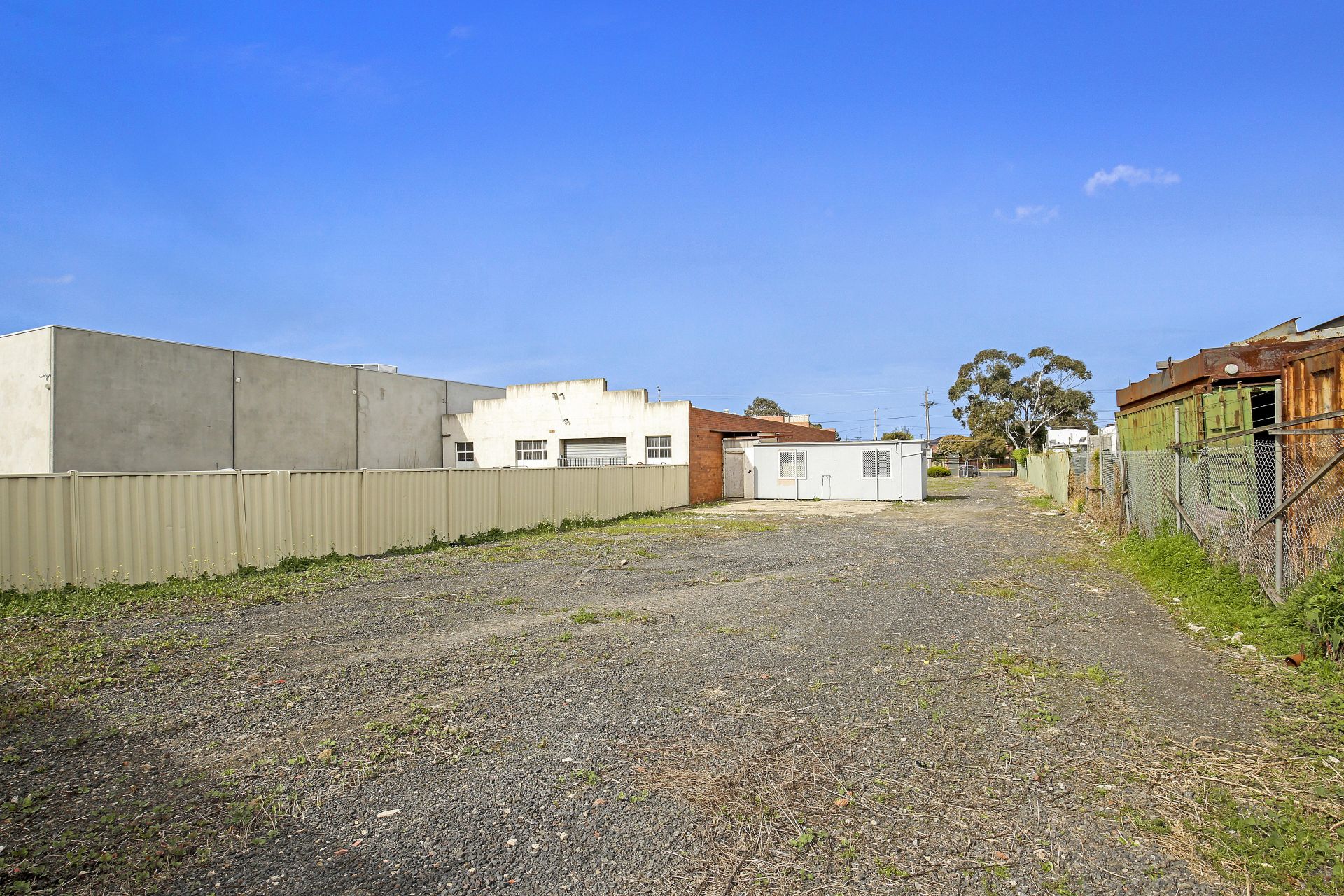DISPLAY/STORAGE ON MAHONEYS ROAD!
