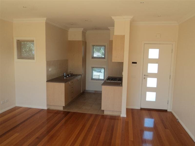 8 McFadzean Avenue, Reservoir