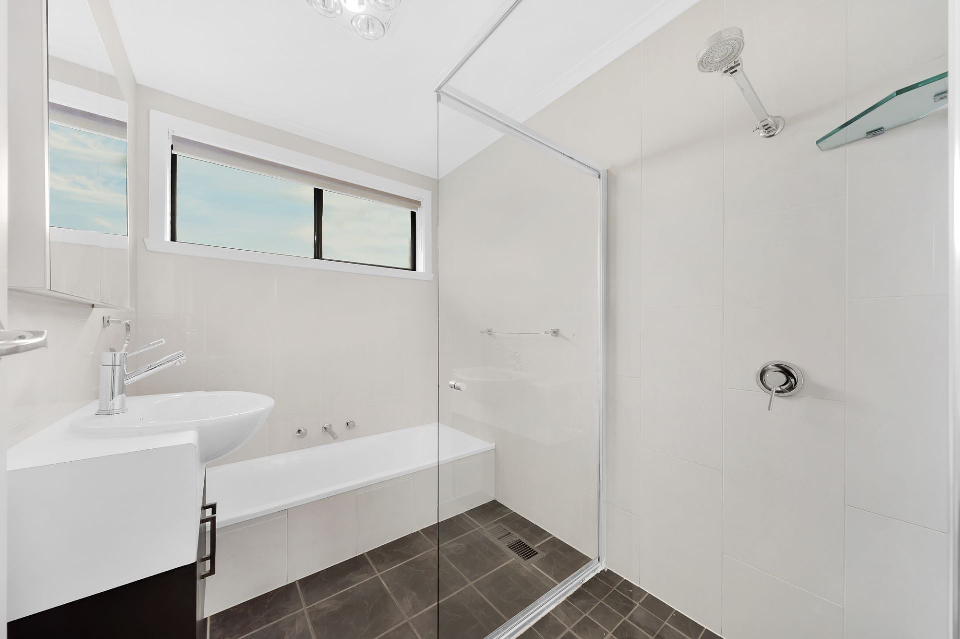 3 BEDROOM HOME IN THE HEART OF MILL PARK !!!