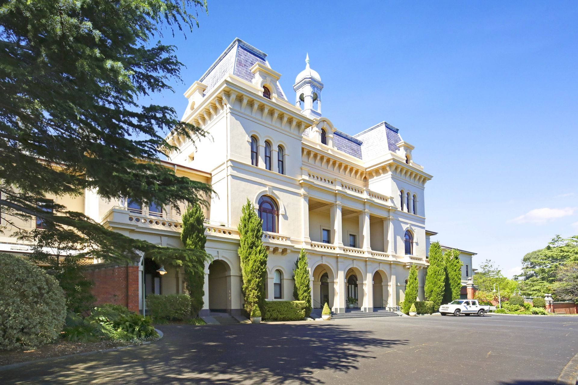 **Style & Sophistication** 9 or 12 month lease available **