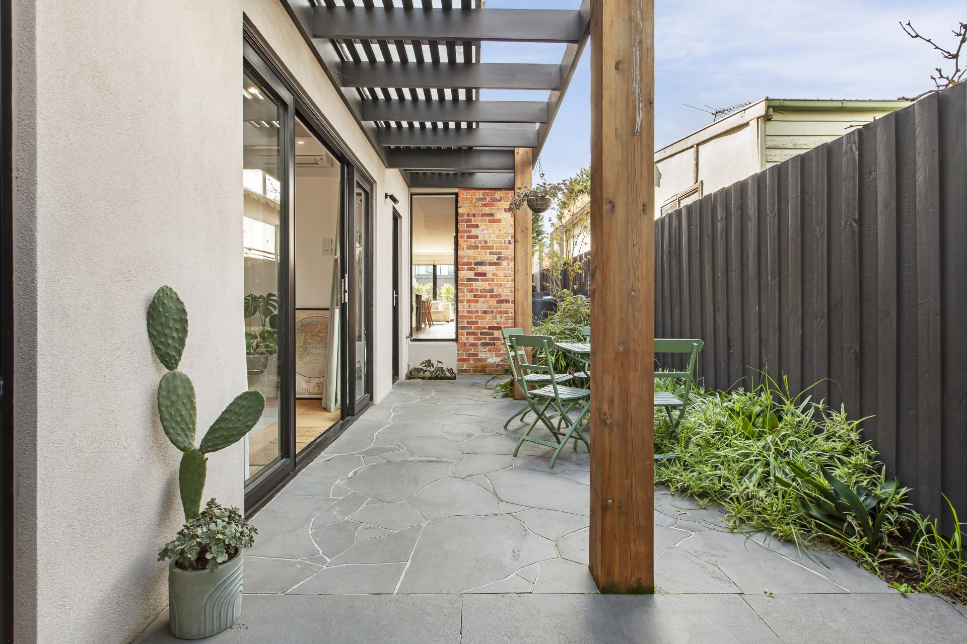 Sophisticated Luxury, Hotspot Pocket