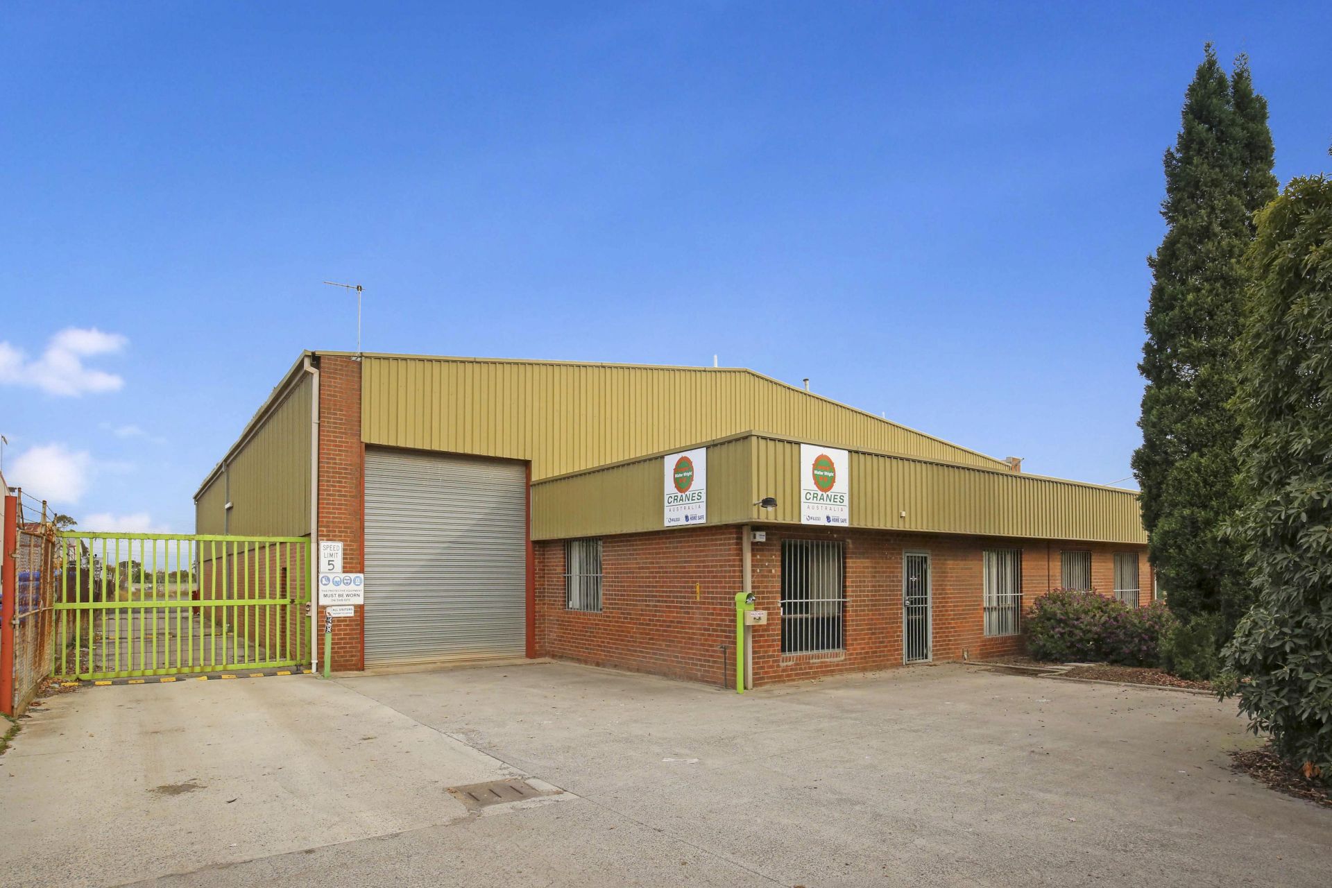 HUGE 23,000 SQM SITE 
OCCUPY OR DEVELOP