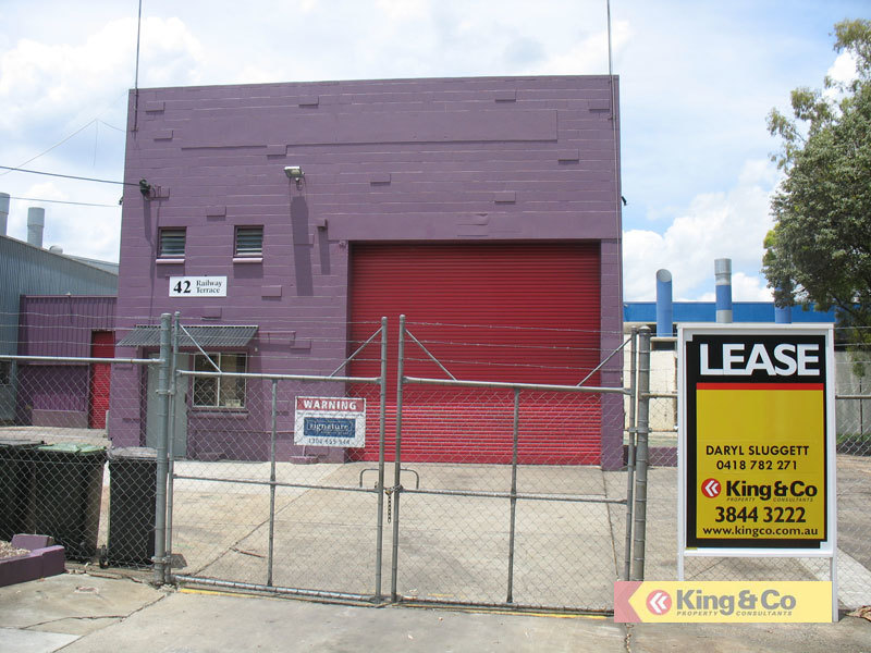 FREESTANDER WITH YARD