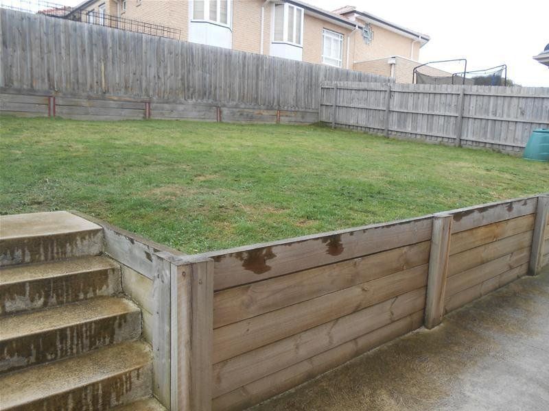 LARGE FAMILY HOME AWAITS!