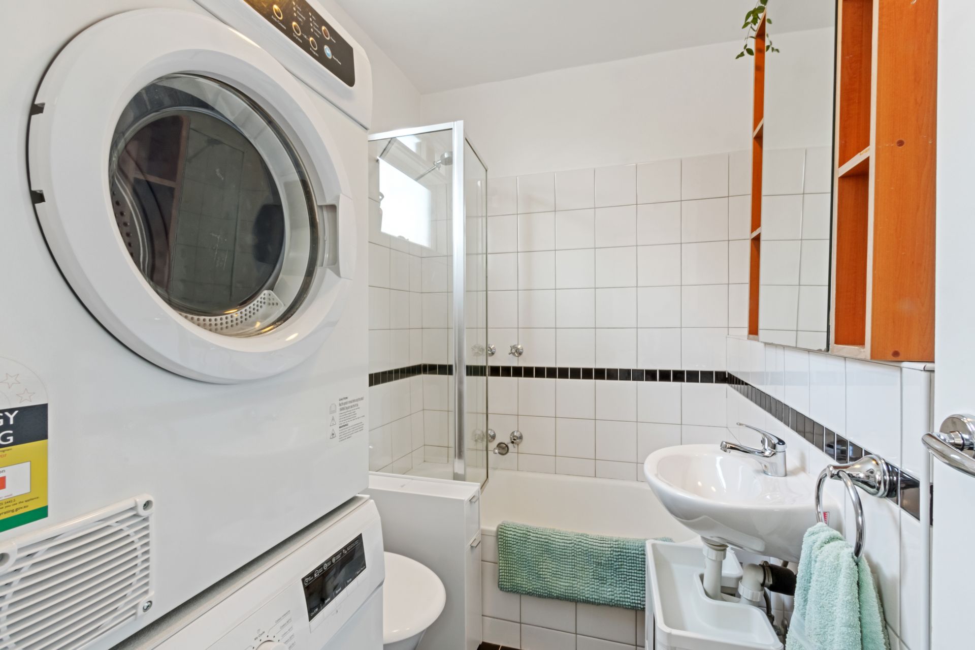 Gorgeous Ground Floor Apartment In Prime Location!