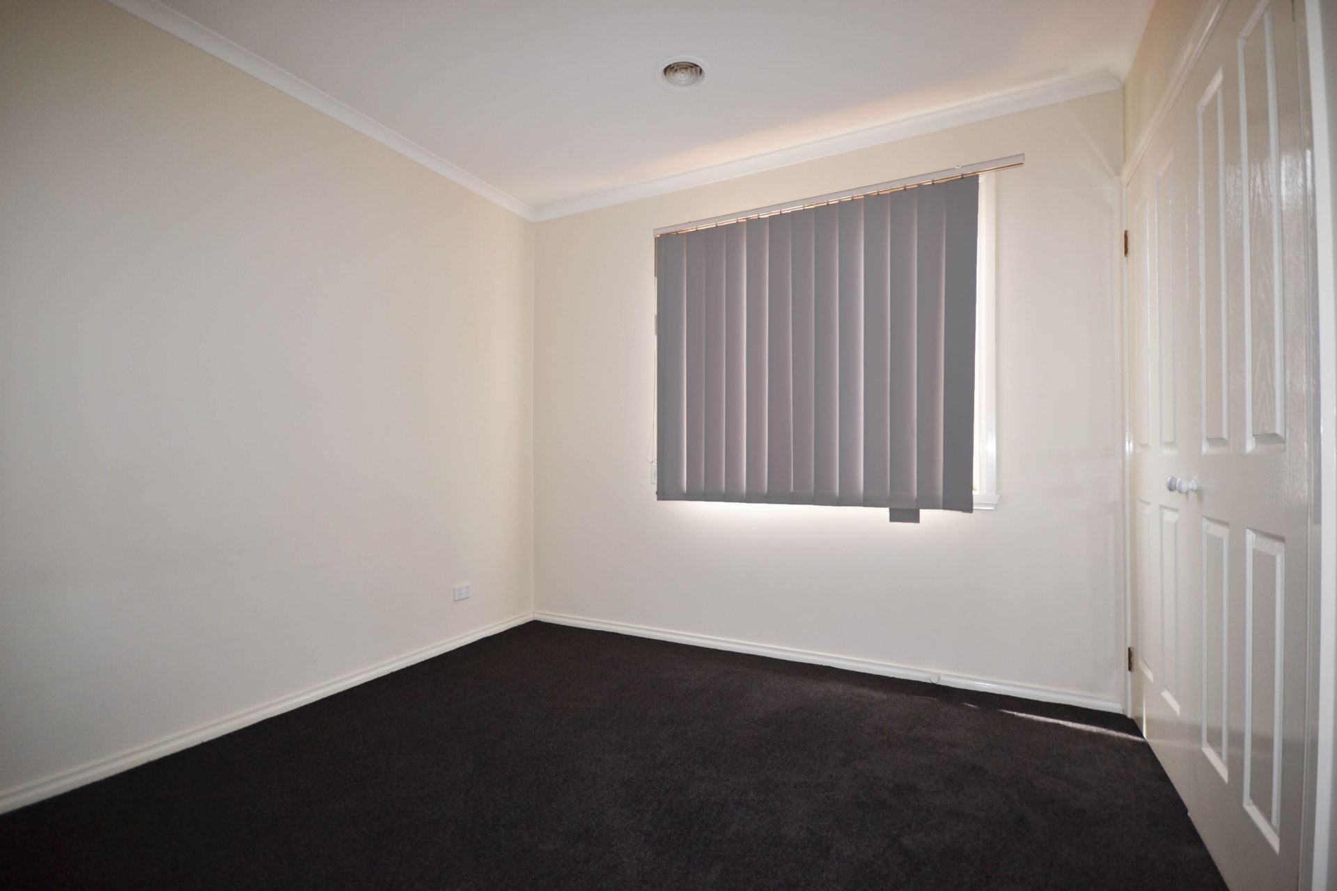 WITHIN WALKING DISTANCE TO SHOPS, TRAIN & BUS