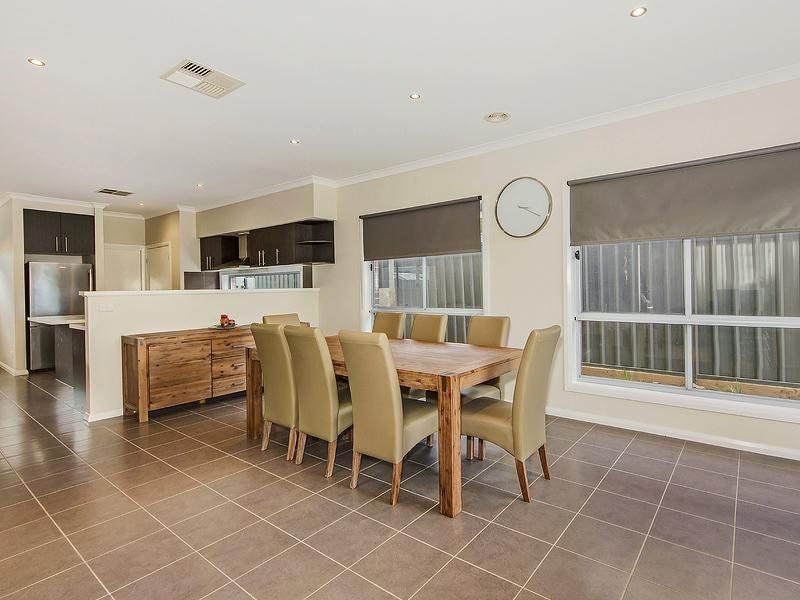 6 Damaine Circuit, Caroline Springs - Thumbnail 4