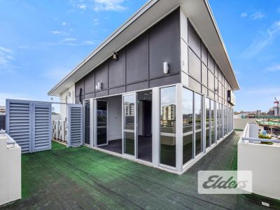 WOOLLOONGABBA OFFICE PENTHOUSE!
