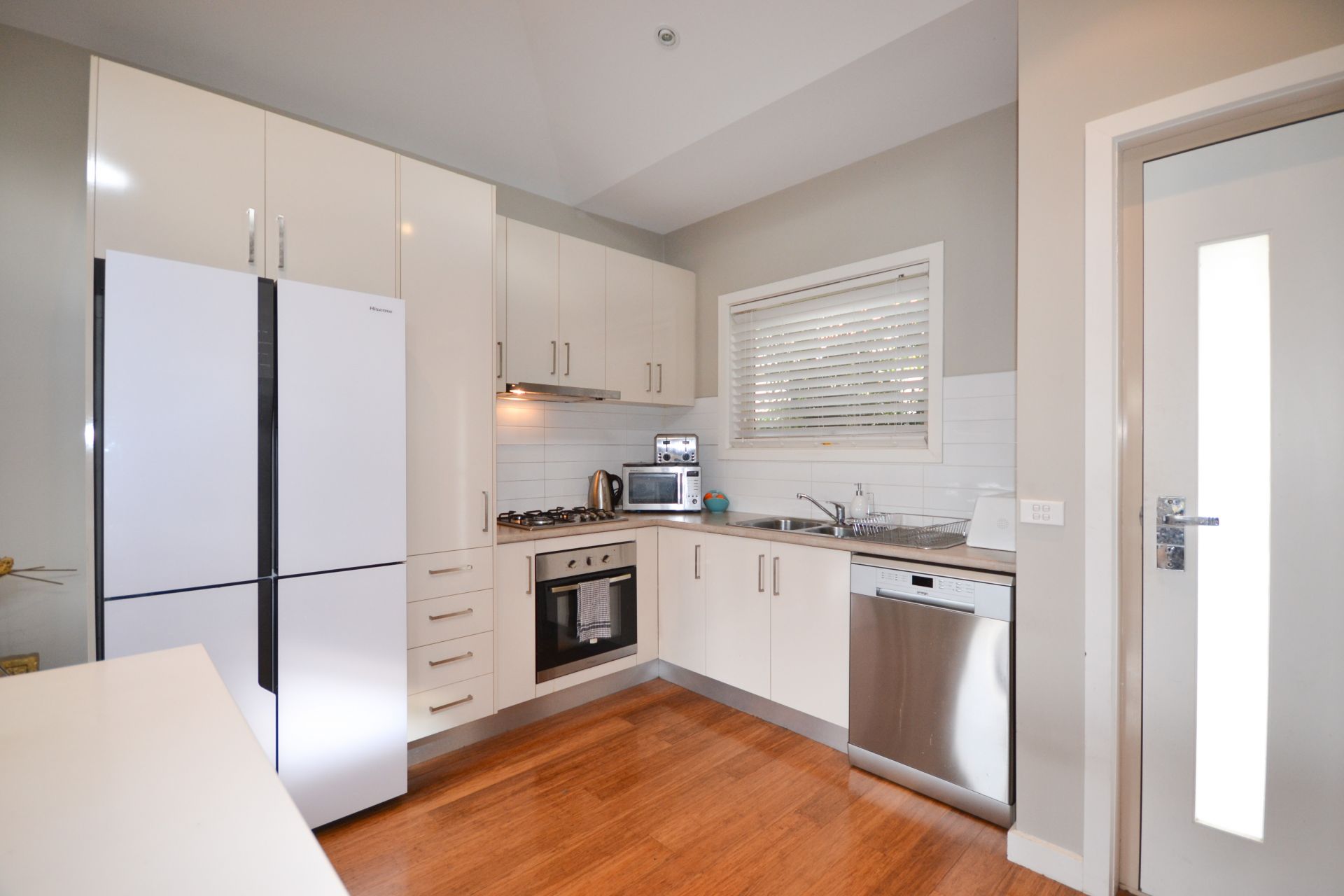SIMPLY DELIGHTFUL - 1 BEDROOM, PLUS STUDY