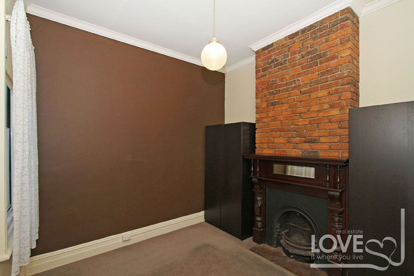 CLASSIC BRICK TERRACE IN GREAT LOCATION