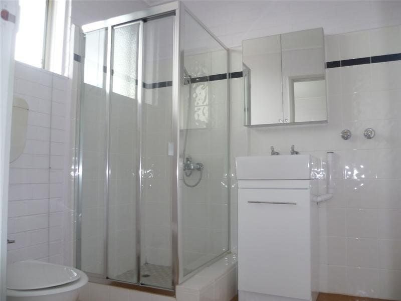 Stylish 1 Bedroom Apartment Opposite Green Parklands!