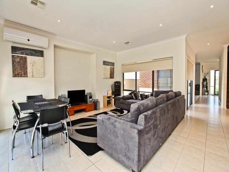 53 The Avenue, Caroline Springs - Thumbnail 4